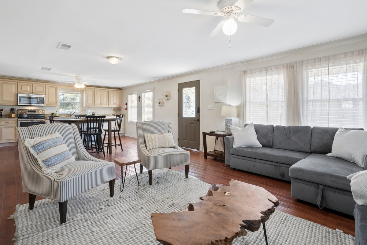 Pull-out sofa sleeps 5th guest